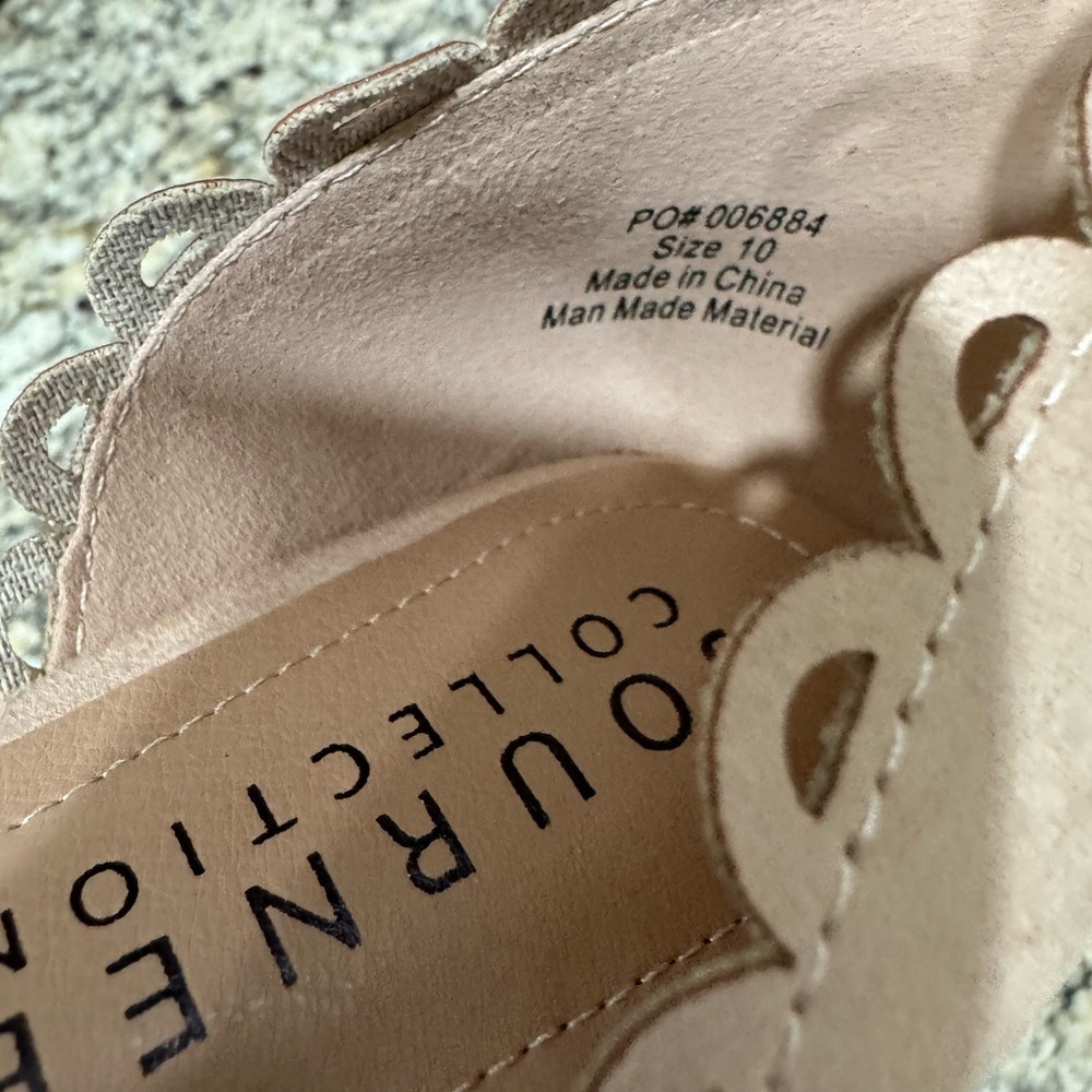 Journee Collection NWT Women's 10 Cream Scalloped Pointy Toe Nude Tan Flats - Picture 6 of 6